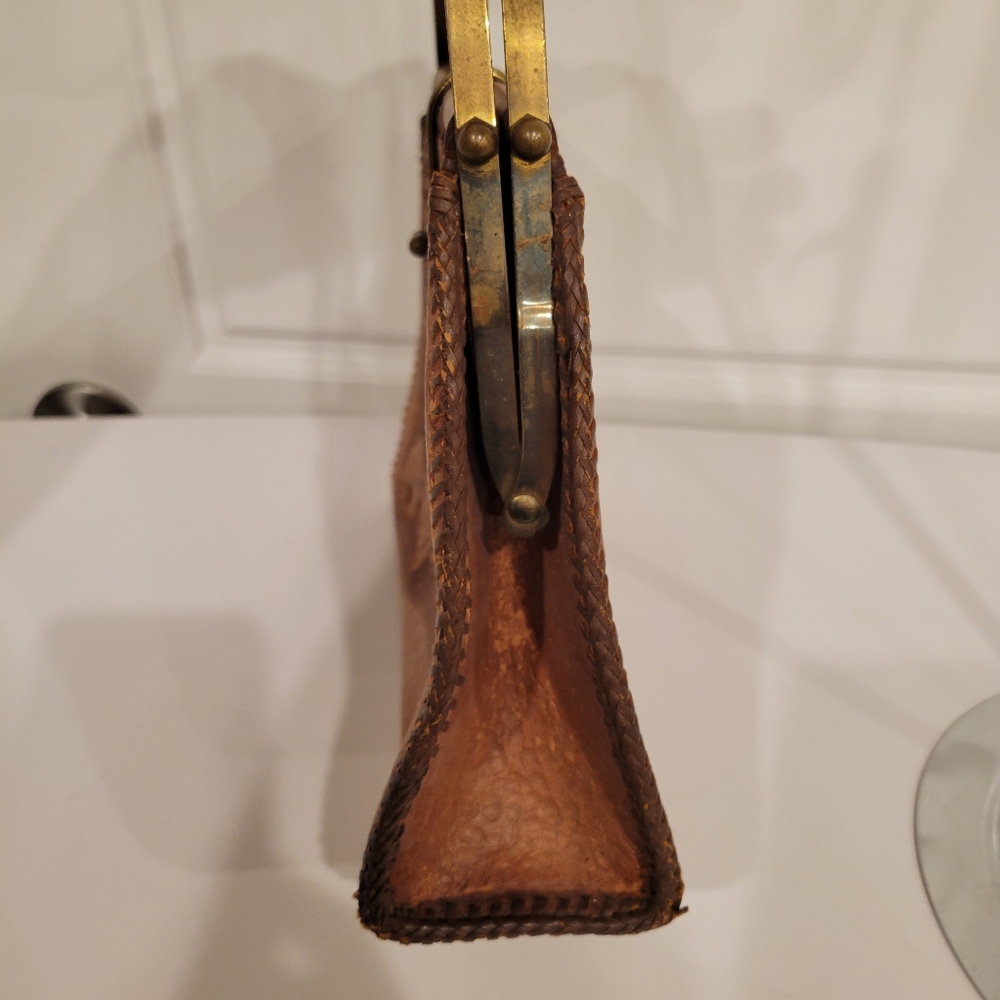 VINTAGE LEATHER HAND TOOLED PURSE WITH SUEDE INTERIOR. BRASS HARDWARE - Picture 8 of 15